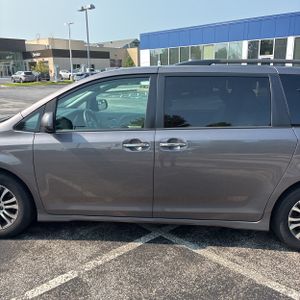 2020 Toyota SIENNA XLE 8-PASSENGER 照片 4