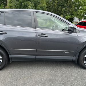 2018 Toyota RAV4 LE — фото 11