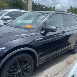 صورة 2 لـ 2022 Volkswagen TIGUAN SE R-LINE BLACK