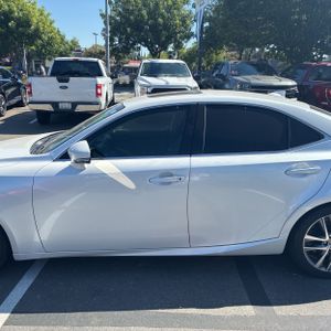 صورة 3 لـ 2019 Lexus IS 300 BASE