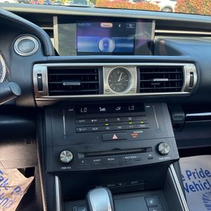 صورة 37 لـ 2016 Lexus IS 300 BASE