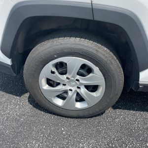 2021 Toyota RAV4 LE — миниатюра 17