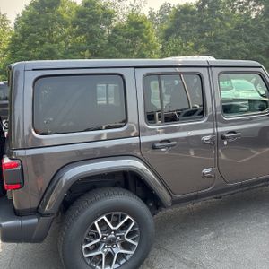 صورة 9 لـ 2025 JEEP WRANGLER SAHARA