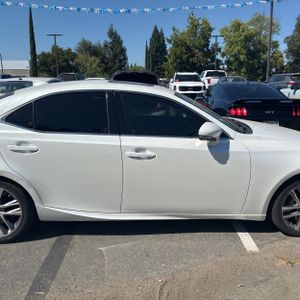 صورة 10 لـ 2019 Lexus IS 300 BASE