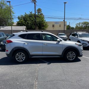 HYUNDAI TUCSON SE PLUS - 10