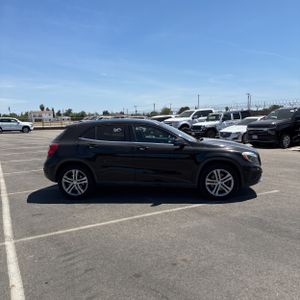 MERCEDES-BENZ GLA - 10