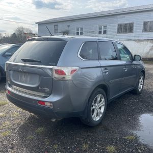 MITSUBISHI OUTLANDER GT - 8