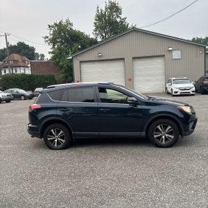 2017 Toyota RAV4 XLE — фото 10