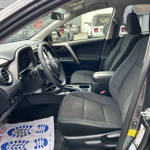 2018 Toyota RAV4 LE — фото 32