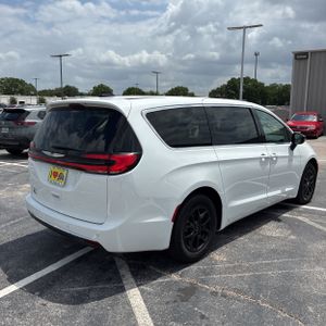 CHRYSLER PACIFICA TOURING L - 8