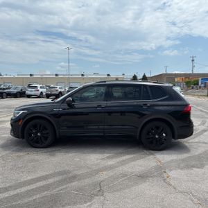 صورة 3 لـ 2022 Volkswagen TIGUAN SE R-LINE BLACK