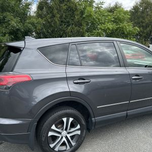 2018 Toyota RAV4 LE — фото 9