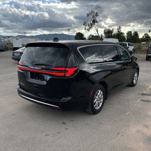 CHRYSLER PACIFICA TOURING L - 8