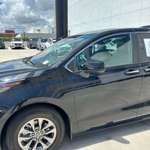 2025 Toyota SIENNA XLE 8-PASSENGER 照片 2