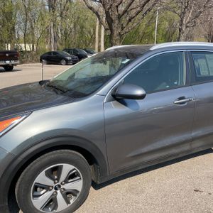 KIA NIRO LX - 2