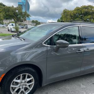 2022 Chrysler PACIFICA TOURING L photo 2