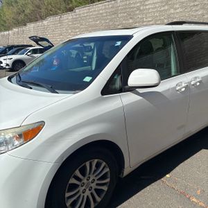 TOYOTA SIENNA - 2