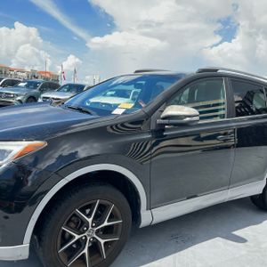 2018 Toyota RAV4 SE — фото 2