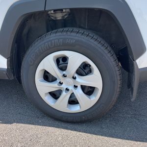 2023 Toyota RAV4 LE — миниатюра 18