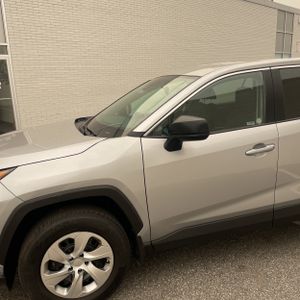 2025 Toyota RAV4 LE 照片 2