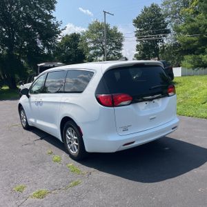 2024 Chrysler VOYAGER LX — фото 4
