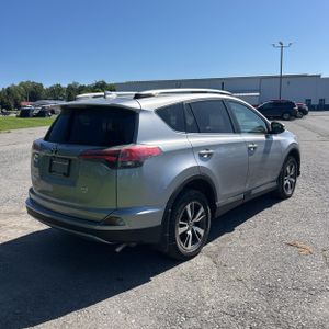 2017 Toyota RAV4 XLE — фото 8