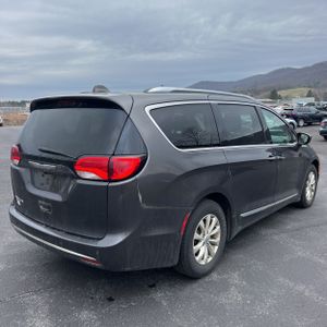 CHRYSLER PACIFICA TOURING L - 8