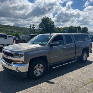 2017 Chevrolet SILVERADO 1500 LT photo 1