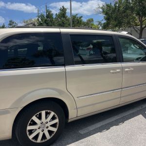 CHRYSLER TOWN AND COUNTRY TOURING - 9