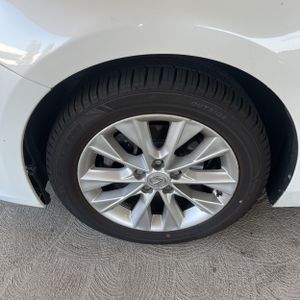 صورة مصغرة 17 لـ 2013 Lexus ES 300H BASE