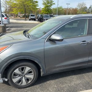 KIA NIRO LX - 2