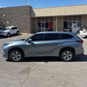 2021 Toyota HIGHLANDER LE photo 3