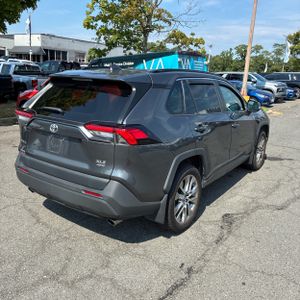 2020 Toyota RAV4 XLE PREMIUM — фото 8