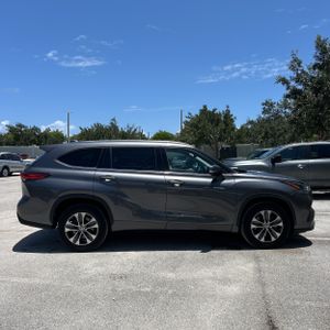 صورة 10 لـ 2021 Toyota HIGHLANDER HYBRID XLE