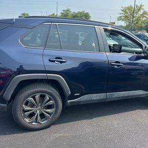 2023 Toyota RAV4 HYBRID XLE PREMIUM — фото 9