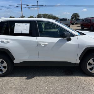 صورة مصغرة 11 لـ 2024 Toyota RAV4 LE