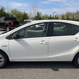 TOYOTA PRIUS C - 4