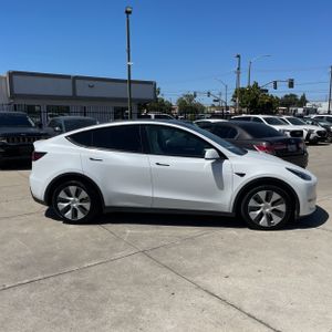 TESLA MODEL Y LONG RANGE - 10