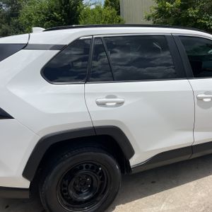 2020 Toyota RAV4 LE 照片 9