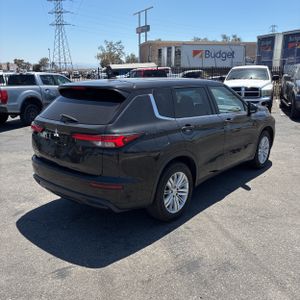 صورة 8 لـ 2023 Mitsubishi OUTLANDER ES
