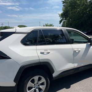 صورة 9 لـ 2023 Toyota RAV4 LE