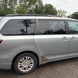 2015 Toyota SIENNA XLE 8-PASSENGER 照片 9