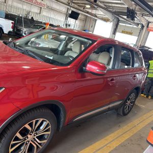 MITSUBISHI OUTLANDER SE - 2