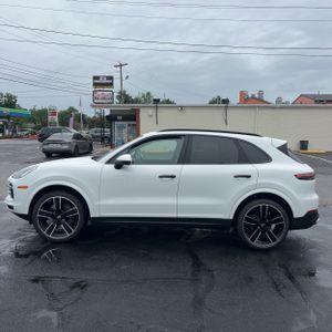 2023 Porsche CAYENNE photo 2