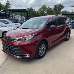 2021 Toyota SIENNA XLE 8-PASSENGER photo 1