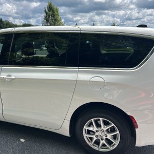 2022 Chrysler VOYAGER LX 照片 6
