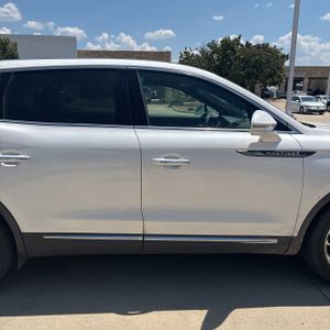 2019 Lincoln NAUTILUS RESERVE — миниатюра 11