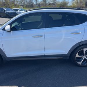 HYUNDAI TUCSON LIMITED - 4