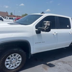 2022 Chevrolet SILVERADO 2500HD LT photo 2