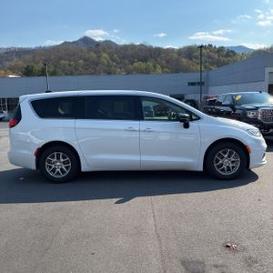 Chrysler Pacifica Touring L - 10